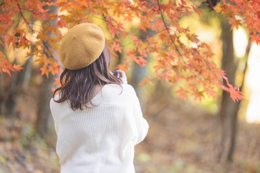 女性と紅葉